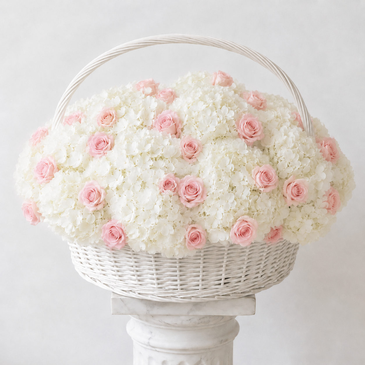 Grand panier d'hortensias blancs et de roses