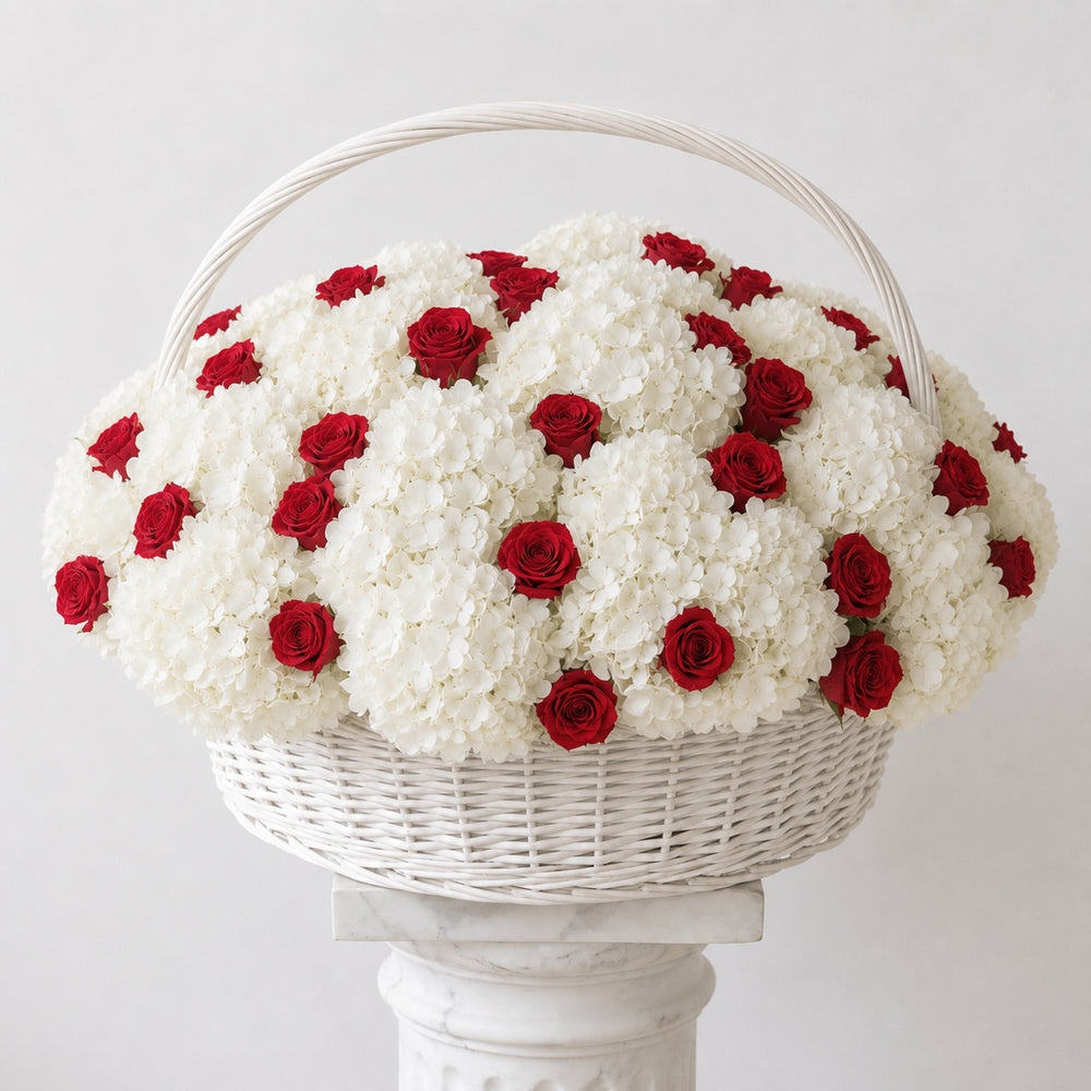 Grand panier d'hortensias blancs et de roses