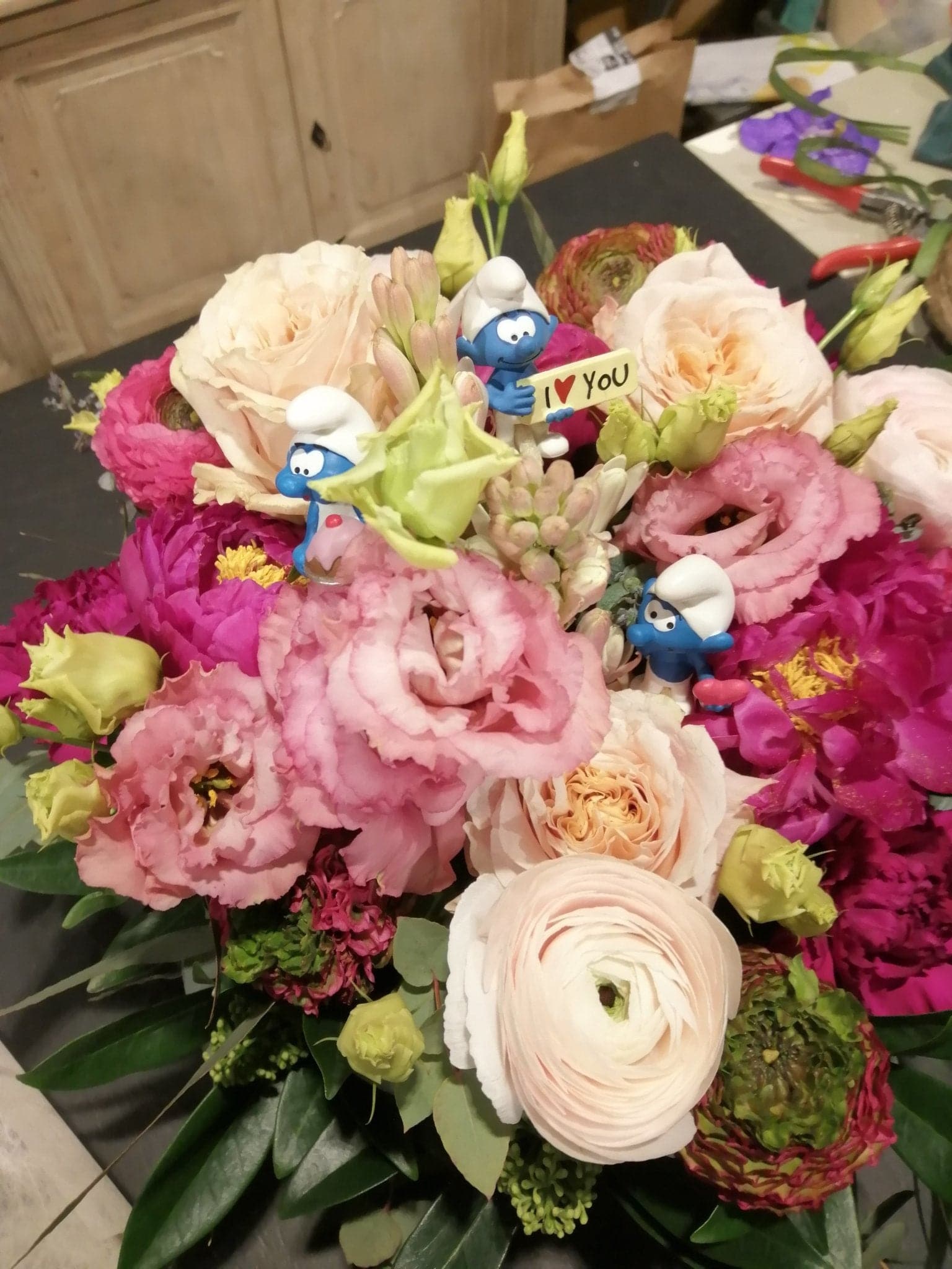 Bouquet Fiori con Set Puffi - DELUXY BOUTIQUE