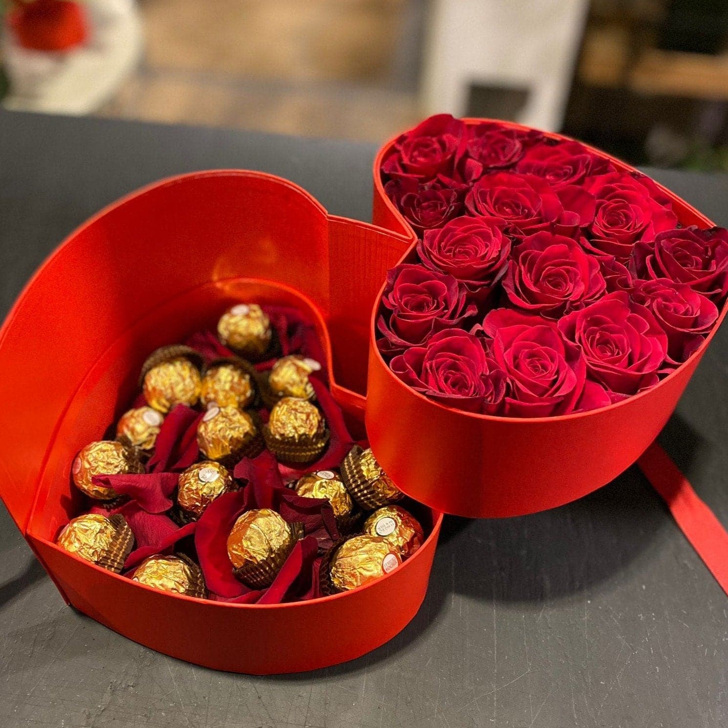 Cappelliera con rose rosse e cioccolatini - DELUXY