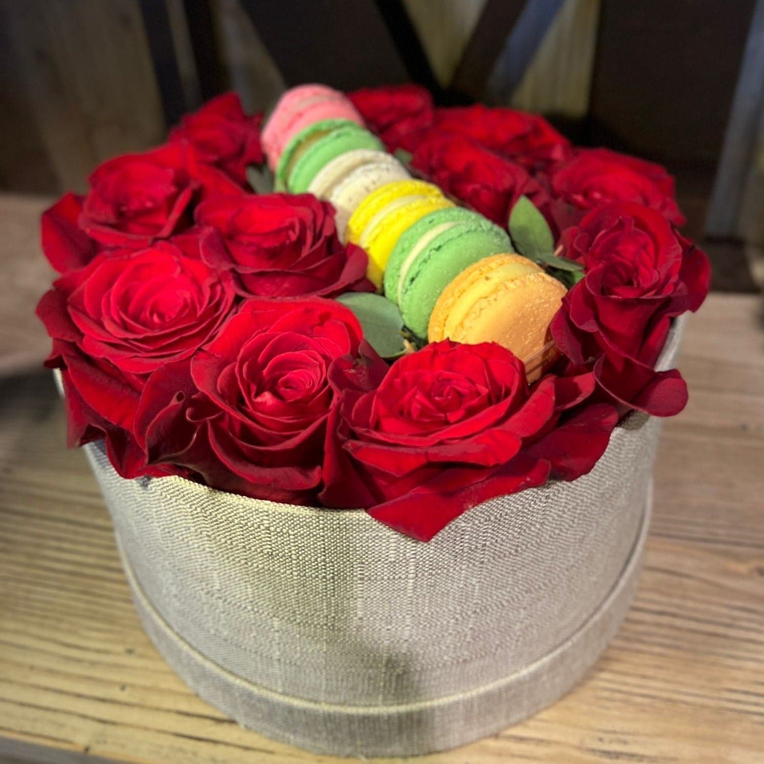 Rose e Macarons - Consegna a domicilio a Milano